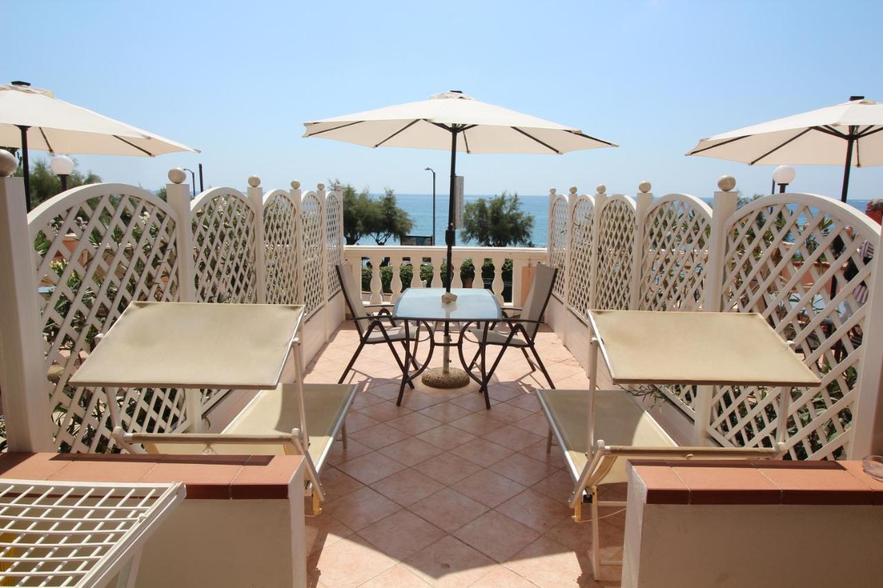 Del Prado Aparthotel Riva Ligure Exterior photo