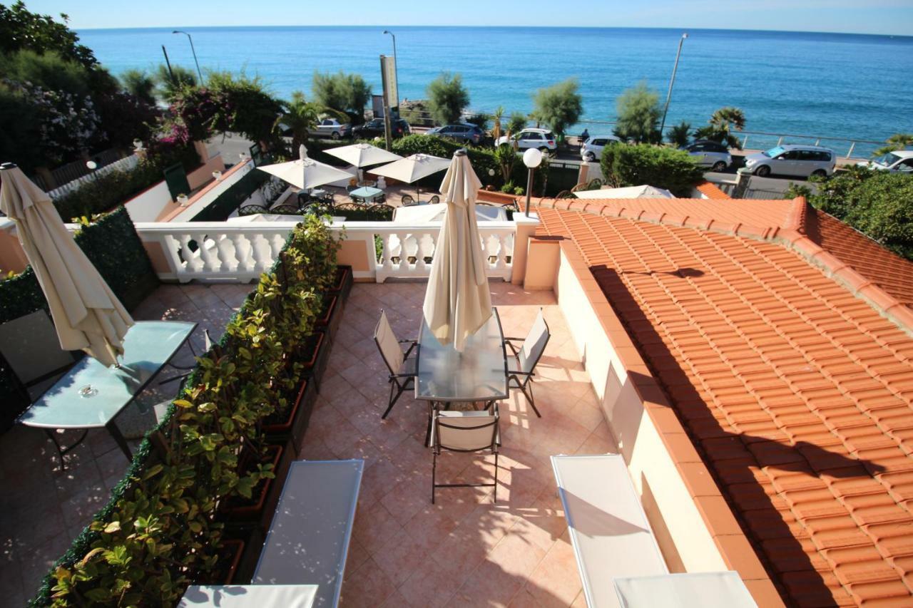 Del Prado Aparthotel Riva Ligure Exterior photo