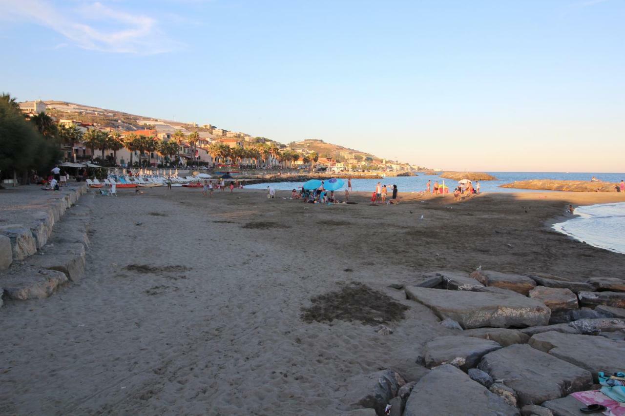 Del Prado Aparthotel Riva Ligure Exterior photo